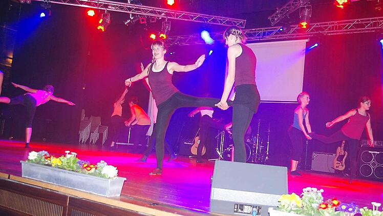Die Turn- und Tanzgruppe (Leitung: Susanne Zimmermann) zeigten "Zauberei".