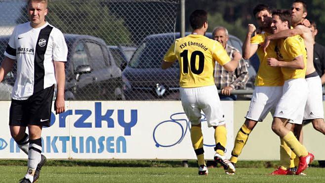 Jubel bei den Ebensfelder nach dem 2:0, während Adrian Naszkowski (links) enttäuscht drein schaut. Foto: sportpress