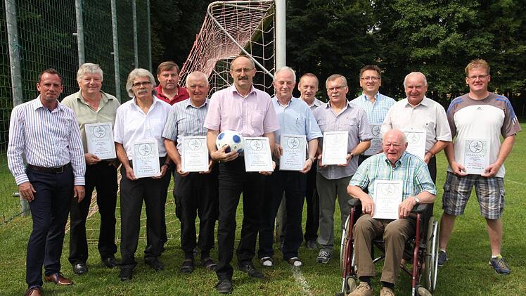 Thorsten Glauber (l.) und die Geehrten (v.l.): Herbert Brehm, Josef Wilhelm, Wolfgang Brehm, Erich Lang, Jürgen Haller, Alfons Jakob, Ernst Zametzer, Helmut Meixner, Johannes Schmitt, Adolf Hack sowie Reinhold Gößwein  Foto, Repro: Galster
