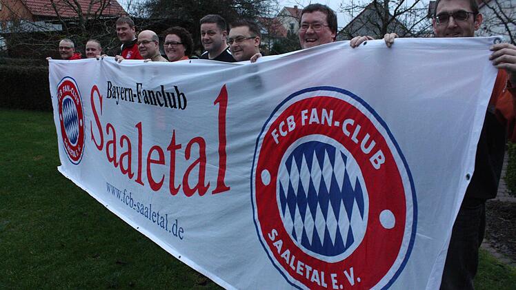 Voller Vorfreude präsentieren die Mitglieder des FC Bayern München Saaletal ihr neun Meter langes Transparent.  Foto: Robert Huger