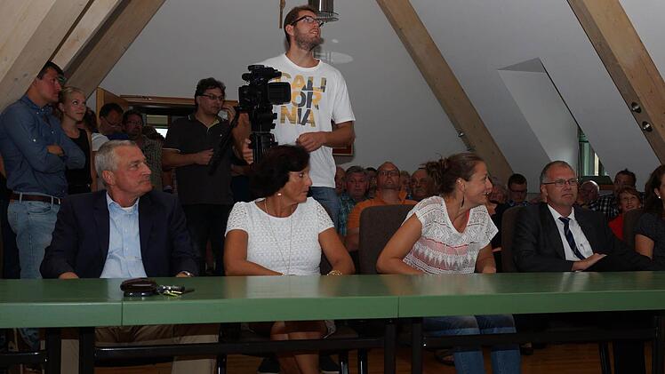 Anspannung bei der Auszählung der Stimmen. Auf unserem Bild: Klaus Lachmann (l.) und Volker Dittrich (r.).