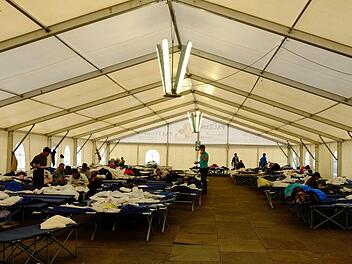 Viele Feldbetten reihen sich aneinander in der Zeltstadt in Nürnberg. Foto: Nikolas Pelke