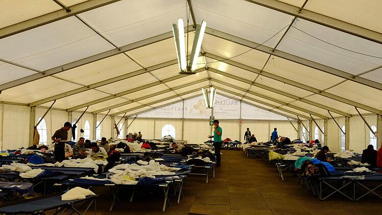 Viele Feldbetten reihen sich aneinander in der Zeltstadt in Nürnberg. Foto: Nikolas Pelke