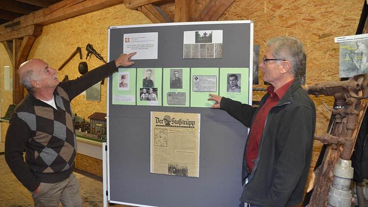 Gerwin Eidloth (links) und Günther Scheler haben eine Dokumentation "Namen erhalten Gesichter" im Bergbaumagazin Stockheim zusammengestellt. Foto: K.- H. Hofmann
