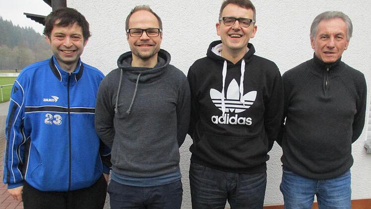 Der FC Wallenfels hat schon wichtige Weichen f&uuml;r die neue Saison gestellt. Im Bild (von links) Vorsitzender Andreas Buckreus, der k&uuml;nftige Co-Trainer Michael Herrmann, der neue Trainer Thomas Wind und Zweiter Vorsitzender Bernd St&ouml;cker. Foto: privat