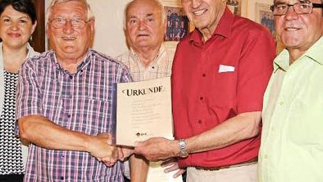 Die DKB-Nadel mit Goldkranz für 40 Jahre Zugehörigkeit erhielt Adolf Wagner. Für 50-jährige Mitgliedschaft erhielt Ehrenvorsitzender Erwin Dannreuther die DKB-Nadel als Ehrenurkunde. Das Bild zeigt (v. l.) 2. Bürgermeisterin Angela Hofmann, Erwin Dannreuther, Adolf Wagner, BLSV-Kreischef Karl Fick und Vorsitzenden Horst Wich. Foto: Rainer Glissnik