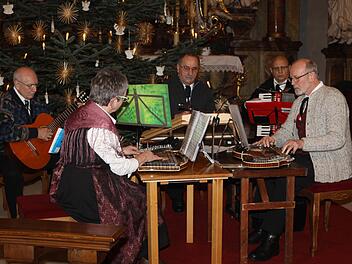 Mit "weihnachtlichen Weisen" erfreuten auch heuer wieder die Stubenmusiker aus Rothenkirchen die Besucher in der Kronacher Klosterkirche.