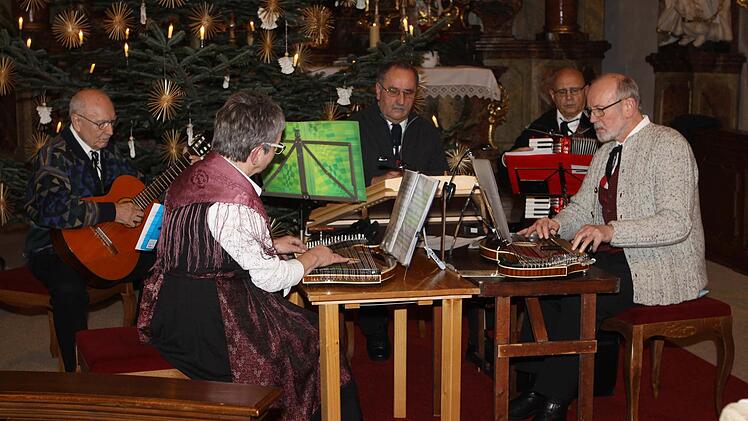 Mit "weihnachtlichen Weisen" erfreuten auch heuer wieder die Stubenmusiker aus Rothenkirchen die Besucher in der Kronacher Klosterkirche.
