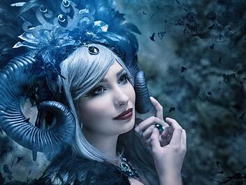 Mit dem Fotoshooting in freier Natur ist es nicht getan. Am heimischen PC bearbeitet Melanie Stäudler die Fotos nach, haucht ihnen Fantasie ein. Viele Stunden nimmt das in Anspruch. Foto: Helmut Will