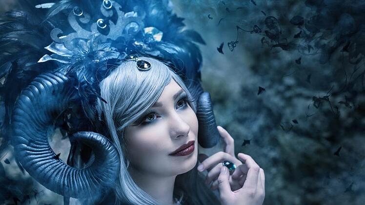 Mit dem Fotoshooting in freier Natur ist es nicht getan. Am heimischen PC bearbeitet Melanie Stäudler die Fotos nach, haucht ihnen Fantasie ein. Viele Stunden nimmt das in Anspruch. Foto: Helmut Will