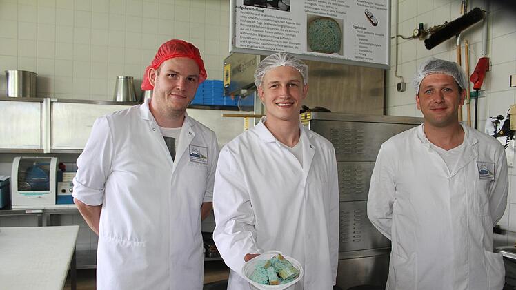 Blaues Brot? Christoph Dirk, Nikolaj Schneider und Patrick Springer haben mit mikroverkapseltem Salz im Auftrag der Firma Raps experimentiert. Durch das spezielle Salz, das aus gr&ouml;&szlig;eren K&ouml;rnern besteht, kommt man mit deutlich weniger Salz aus. Nur zu Demozwecken wurde das Salz blau gef&auml;rbt, erkl&auml;ren die Sch&uuml;ler. Foto: Sonny Adam