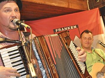 Derb und sozialkritisch: "Franky" (Frank Schmitt) von der Mundartgruppe "Spilk" aus der Rhön, begleitet von Patrick Valtermeier