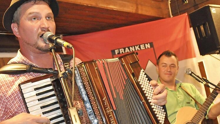 Derb und sozialkritisch: "Franky" (Frank Schmitt) von der Mundartgruppe "Spilk" aus der Rhön, begleitet von Patrick Valtermeier