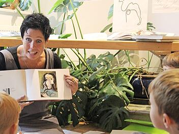 Susanne Noë zeigte und erklärte das Leben und Arbeiten von Pablo Picasso.  Foto: Katharina Müller-Sanke
