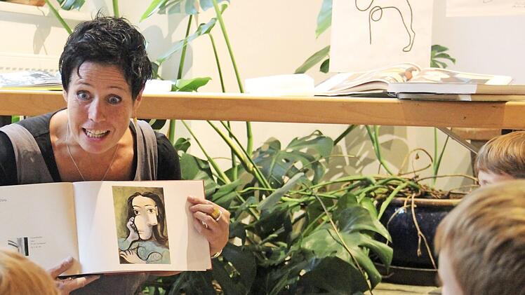 Susanne Noë zeigte und erklärte das Leben und Arbeiten von Pablo Picasso.  Foto: Katharina Müller-Sanke