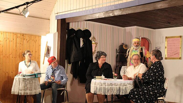 Sehr zum Missfallen von Frau Beervogel (Bettina Fösel) und ihrem Praktikanten Kevin (Leo Kneuer), weiß das Damenkränzchen der Fräuleins Agathe, Clementine und Brunhilde (Christine Krug, Andrea Ullrich und Isolde Häußinger v. links) alles zu kommentieren. Hippie Rollo (Georg Klarmann) kann da nur entsetzt zuschauen.
