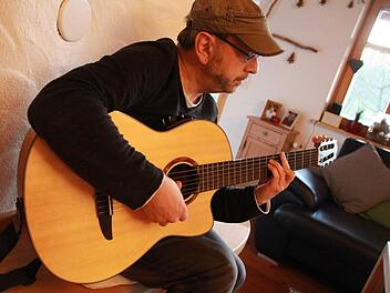 Klaus Beck aus Nüdlingen hat seinen Traum wahr gemacht und sein erstes Album mit seinen eigenen Songs eingespielt. Foto: Carmen Schmitt