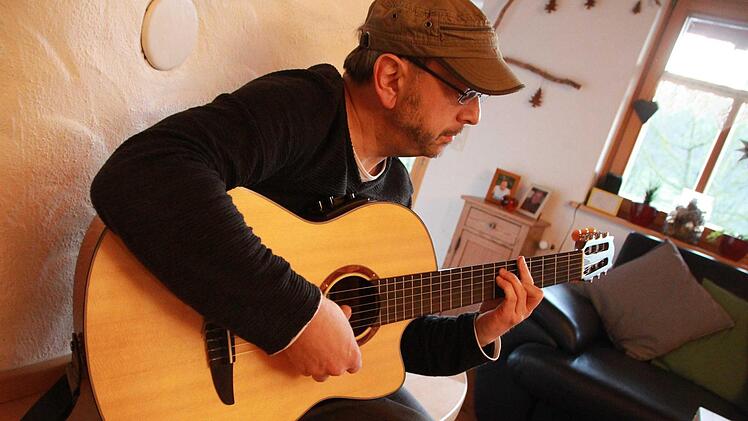 Klaus Beck aus Nüdlingen hat seinen Traum wahr gemacht und sein erstes Album mit seinen eigenen Songs eingespielt. Foto: Carmen Schmitt