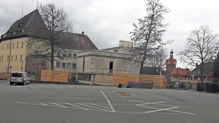Der Hubmann-Parkplatz ist von parkenden Autos befreit und wird als Abstellfläche benötigt. Foto: bp