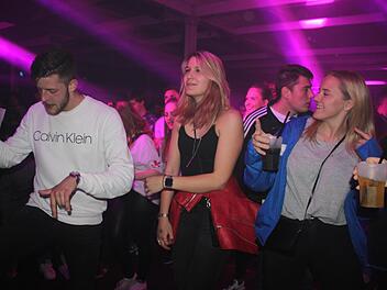 Die Raver tanzen ausgelassen zu  den harten Techno-Beats. Foto: Stephan Stöckel