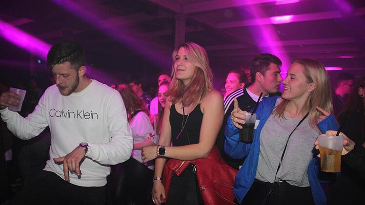 Die Raver tanzen ausgelassen zu  den harten Techno-Beats. Foto: Stephan Stöckel