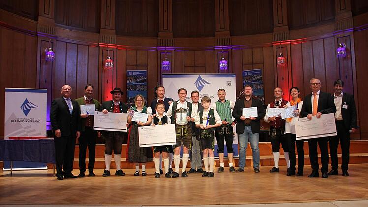 Die Vertreter der teilnehmenden Kapellen nach der Siegerehrung. Die ersten Gratulanten waren BBMV-Präsident Peter Winter (links) und Landesdirigent Dr. Frank Elbert (rechts).