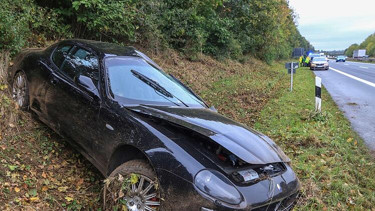 Ein Maserativ ist am frühen Dienstagnachmittag auf der A73 in Oberfranken verunglückt. Foto: Merzbach/News5