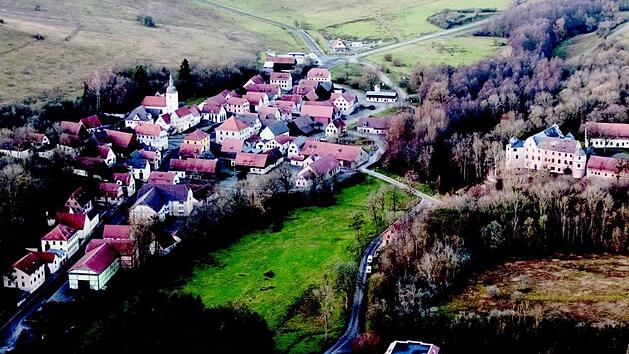 Das Luftbild zeigt das abgesiedelte und heute als &Uuml;bungsdorf genutzte Bonnland mit Schloss Greifenstein.  Foto: Archiv Truppen&uuml;bungsplatz-Kommandantur