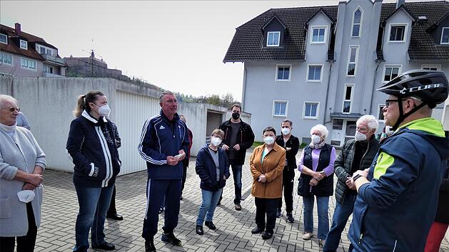 Der Initiator des Ortstermines, Henry Landeck (Zweiter von links), im Gespr&auml;ch mit Zweitem B&uuml;rgermeister Frank Wilzok (rechts)                                                           Foto: Werner Rei&szlig;aus
