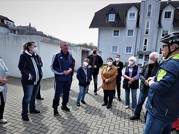 Der Initiator des Ortstermines, Henry Landeck (Zweiter von links), im Gespräch mit Zweitem Bürgermeister Frank Wilzok (rechts)                                                           Foto: Werner Reißaus