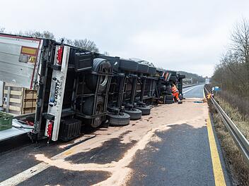Im Baustellen-Bereich: Sattelzug kippt um und blockiert beide Fahrspuren