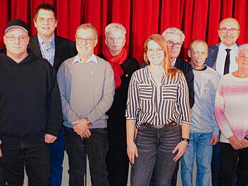 Der TSV Harsdorf ehrte treue Mitglieder. Unser Bild zeigt (von links) Pfarrer Christian Schmidt, Felix Fischer, zweiten Vorsitzendem Thomas Hirschmann, Eberhard Scholz, Sabine Opel, Christina Stein, Gerhard Opel, Norman Smith, Vorsitzenden Manfred...