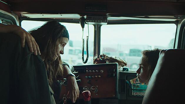 Zwei Frauen auf engstem Raum: Sally (Juliette Binoche) staunt nicht schlecht, als sie erfährt, wer ihre "Geheimfracht" diesmal ist - die junge Leila (Hala Finley).