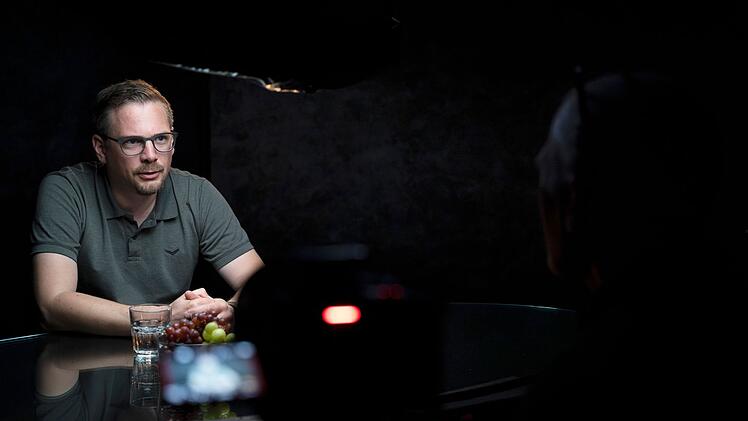 Wie gespalten und zerrissen sind die unterschiedlichen politischen Lager? fragt auch der Singer-Songwriter  Daniel Gay.