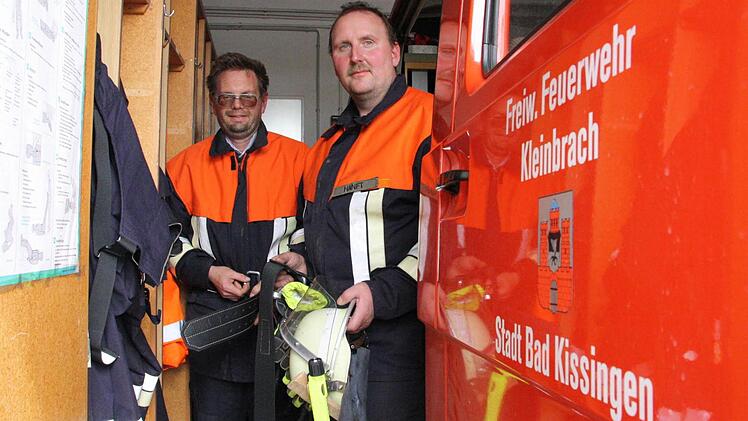 Kommandant Matthias Mahlmeister und Gerätewart Karl-Heinz Hanft haben nur wenig Platz, um sich auszurüsten. Foto: Ralf Ruppert