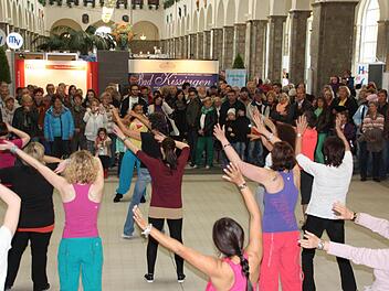 Die Zumba-Gruppe tanzte sich bei den Gesundheitstagen im vergangenen Jahr fit. Auch heuer können sich die Besucher der Messe ausprobieren beim Bogenschießen, QiGong und Klettern. Foto: Edgar Bartl (Archiv)