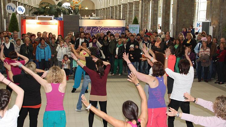 Die Zumba-Gruppe tanzte sich bei den Gesundheitstagen im vergangenen Jahr fit. Auch heuer können sich die Besucher der Messe ausprobieren beim Bogenschießen, QiGong und Klettern. Foto: Edgar Bartl (Archiv)