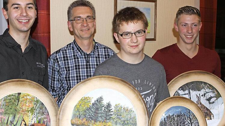 Der neue Schützenkönig in Nordhalben heißt Daniel Ströhlein (links), Markus Kübrich (2. v. r.) wurde Jungschützenkönig. Über die Scheibe für den Strohkönig konnte sich Jonas Ruf (rechts) freuen. Die Auszeichnungen nahm Schützenmeister Harald Wunder (2. v. l.) vor.  Foto: mw