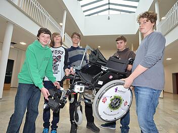 Dieses Ebracher Realschul-Forschungsteam hat einen Rollstuhl weiterentwickelt: Peter Brühl, Fabian Amon, Franz Schmitt, Paul Pieczyk und Ole Maßmann. Foto: Ronald Rinklef