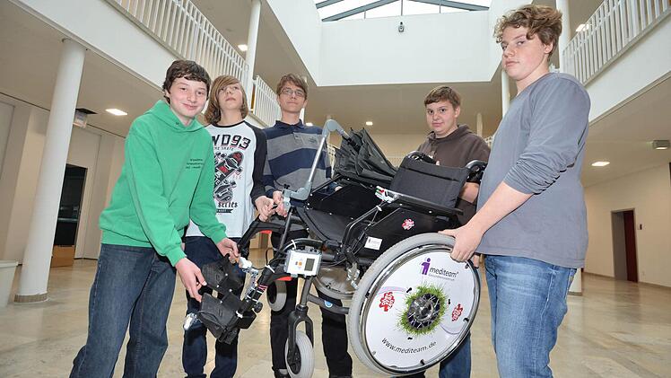 Dieses Ebracher Realschul-Forschungsteam hat einen Rollstuhl weiterentwickelt: Peter Brühl, Fabian Amon, Franz Schmitt, Paul Pieczyk und Ole Maßmann. Foto: Ronald Rinklef