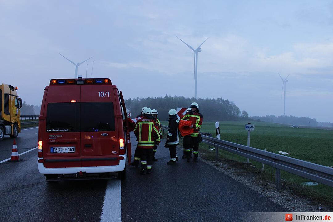 Starkregen sorgt für Abflug: Nissan schießt von Autobahn und landet drei Meter tiefer im Graben - Wagen überschlägt sich auf einer Strecke von 120 Metern mehrfach – Nissan bleibt völlig deformiert auf Wiese liegen – Fahrer eingeklemmt und schwerst verletzt – Polizei sucht nach Unfallzeugen