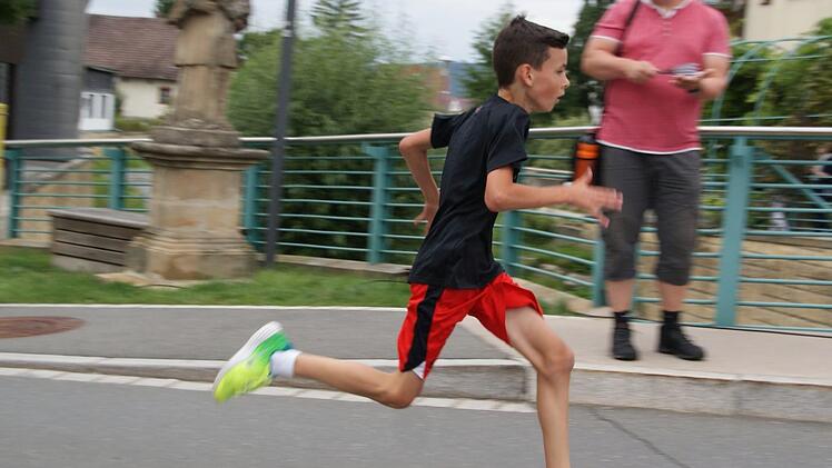 Dieser Junge scheint auf den letzten Meter des Schülerlaufes über 1650 Meter förmlich ins Ziel zu fliegen. Foto: Mario Deller