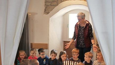Annerose Simon macht die Ostergeschichte erlebbar.