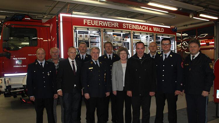 Die Führung von Feuerwehr und Gemeinde. Im Bild von links: Vorsitzender Frank Hirschböck, Dritter Bürgermeister Klaus Neubauer, Bürgermeister Thomas Löffler, Kommandant Christian Schulz, Kreisbrandrat Joachim Ranzenberger, Kreisbrandinspektor Harald Schnappauf, Pfarrerin Claudia  Grüning-Göll, Pfarrer Thomas Hauth, Leiter der Überörtlichen Einsatzgruppe Markus Schulz, Leiter der Polizeiinspektion Ludwigsstadt, Markus LöfflerVeronika Schadeck