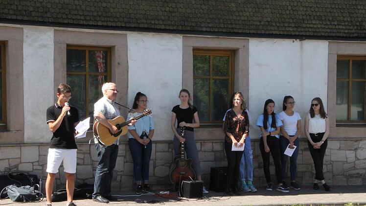Schüler verlesen die Biografien. Foto: Ulrike Müller