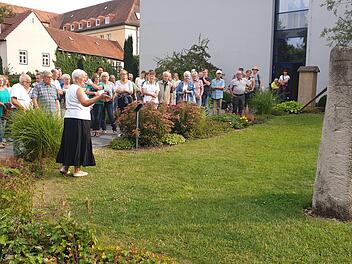 Rosina Eckert führte die Gäste durch das Münnerstädter Ausbildungszentrum für Bestatter.: Kilian Düring