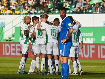 Die F&uuml;rther jubelten am Samstagmittag dreifach: Mit 3:1 besiegten die Mittelfranken den Gast aus Darmstadt. Foto: Nicolas Armer/dpa
