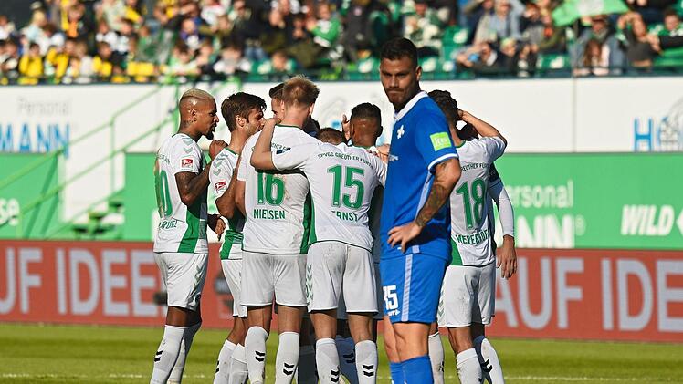 Die F&uuml;rther jubelten am Samstagmittag dreifach: Mit 3:1 besiegten die Mittelfranken den Gast aus Darmstadt. Foto: Nicolas Armer/dpa
