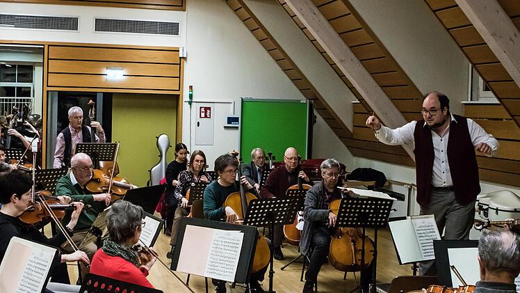Das Orchester der Musikfreunde Neustadt bei der Probenarbeit - die aktuellen Corona-Bedingungen lassen inzwischen das Musizieren auch in größerer Besetzung wieder zu.