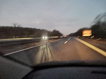 A73 zwischen Forchheim und Bamberg: Autofahrt in der Dämmerung